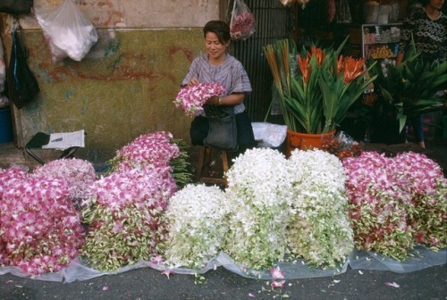 ouilavie: Bruno Barbey. Thailand. Bangkok. Marketing along Sukhumvit Road, selling orchids. 1994.