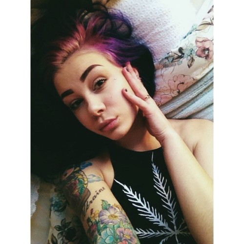 wildfoxwithowleyes:  ✌️👽 @creepstreet top & flowers everywhere! 