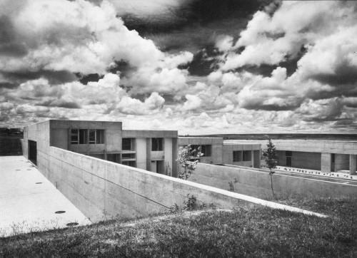 fuckyeahbrutalism:  Staff Residences, Mexican Embassy, Brasilia, 1973 (Abraham Zabludovsky and Teodoro González de Léon) 