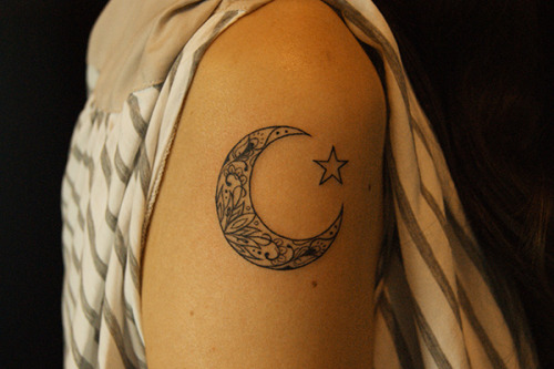 tifanatattoo: 月の中に蓮|ハスの花の模様をデザインしたガールズタトゥー作品画像です。 Crescent Moon Tattoo for Girl 月がモチーフのタトゥー|刺青作品画像集/
