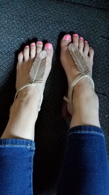 myprettywifesfeet:  Pretty pink toes and pretty sandals.please comment