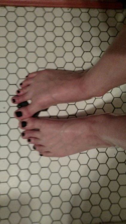 themissarcana: Lookin’ ick with no make up. Just showereddd. I am now clean. My feets smell niceee