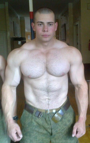 keepemgrowin:Oh hell yes… ridiculously hot military muscle.