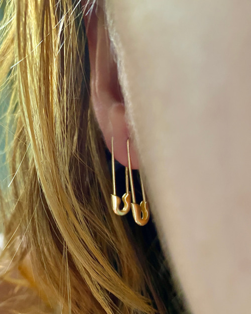 Our 14k gold Safety Pin earrings are sold individually so you can punk it up as you wish… 🧷
https://www.instagram.com/p/CkTpMX-sWsi/?igshid=NGJjMDIxMWI=