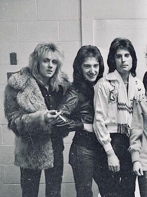 getagriponmyboyracerrollbar:  Various Roger photos