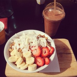 ti-bacio:  Acai bowl and banana cacao cinnamon almond milk smoothies mmmmhmmm yeah baby