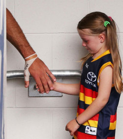 theboyfromthebush:  Tex’s helping hand goes viral  Taylor Walker’s kindness towards mascot, Satine Cahill, at Adelaide Oval on Sunday has gone viral.Satine and her family, from Hayborough near Victor Harbor, won tickets to the Club’s season-opener