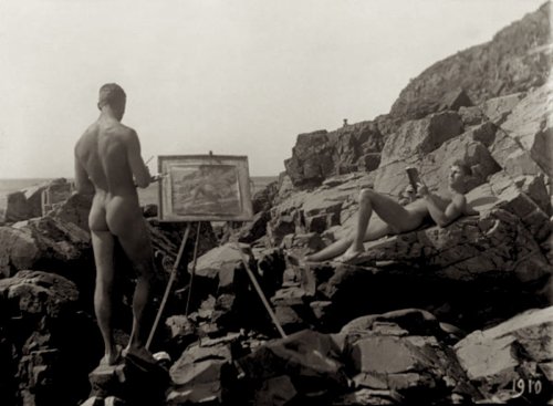 vintagemusclemen:  Artist Einor Bagner painting a nude while in the nude himself, 1910.  We see a gr