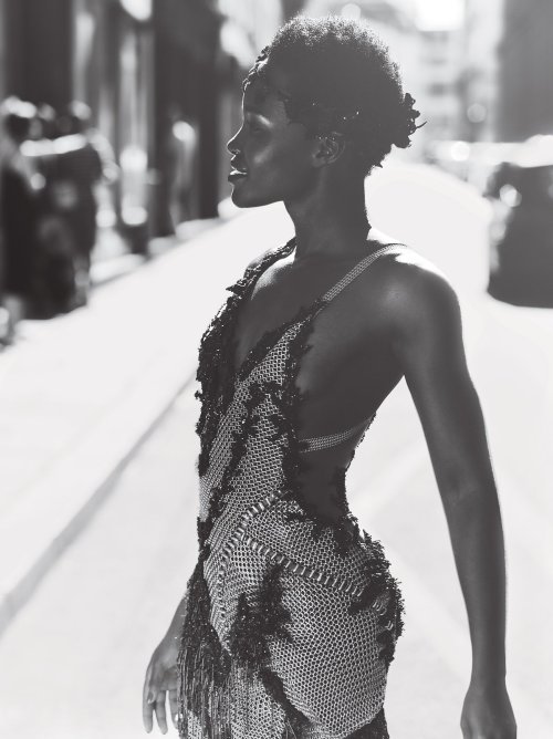unseen–tides:  the-perks-of-being-black:  Lupita Nyong'o photographed by Mert Alas and Marcus Piggott for Vogue Magazine  I have seen perfection   BU KIZLAR ÇOK GÜZEL ÇOK SEXY