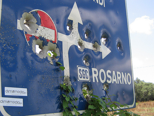 Nel 1992 e nel 2008 il Consiglio comunale di Rosarno è stato sciolto per infiltrazioni mafiose con decreto del presidente della Repubblica.  Negli anni 1950-1970 nella zona lavoravano molte raccoglitrici di olive, che si batterono per condizioni