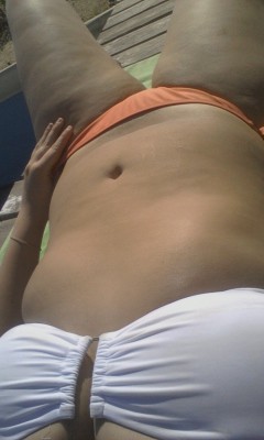 toxicwaxrainbows:  Getting my tan on.