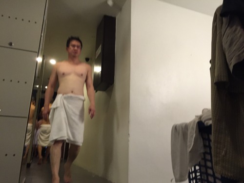 yuan5608: Daddy dressing up in gay sauna