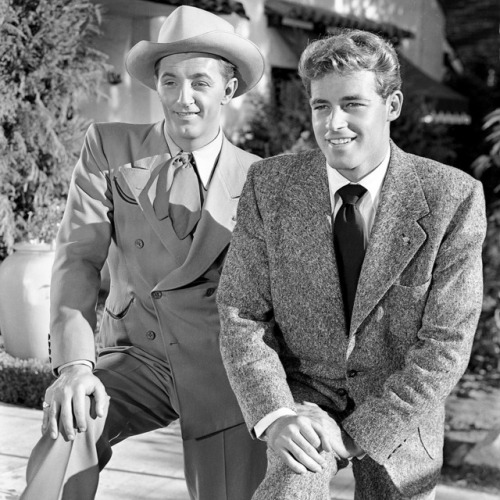 Robert Mitchum and Guy Madison doing publicity for Till The End of Time (Edward Dmytryk, 1946), a fi