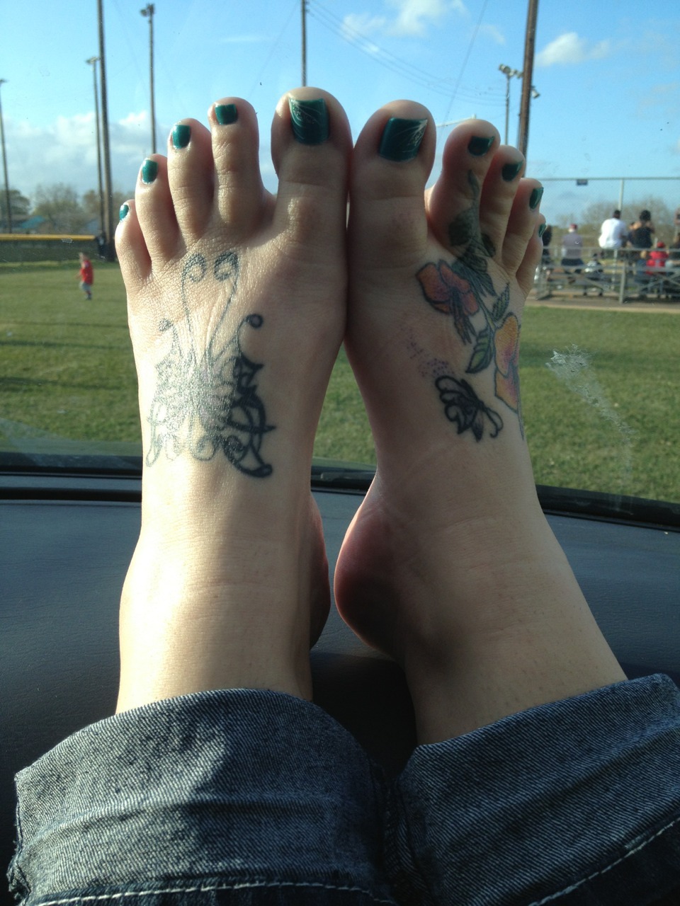 rikpo45:  myfeet4you:  At the ballpark 💋👣💋👣💋👣  Gorgeous  Sexy feet