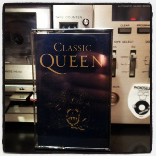Now Playing: Queen ‘Classic Queen’ @phonoselect #recordstore #recordstorelife #usedrecords #vinylrecords #daliscool #sacramento #hollywoodparksac #tubemag #vinylporn (at Phono Select Records)