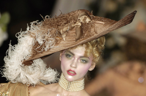 celebritycokenose:Sasha Pivovarova @ Christian Dior Fall/Winter, 2007 Haute Couture