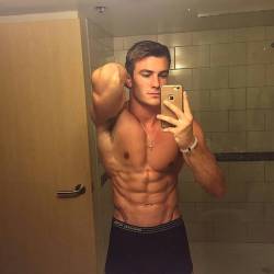 fitstud:  After gym selfie.