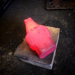 alecsteeleblacksmith:  A pink 3lbs cross peen that is cooling off for a customer! #forge #forged #blacksmith #hammer #steeletools www.blacksmithingtools.co.uk  (at www.blacksmithingtools.co.uk)  Very cool!
