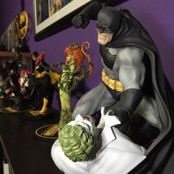 verababy:  Promised I would share more from my collection, so here is my #Kotobukiya The Dark Knight Returns BATMAN - Hunt The Dark Knight - ARTFX Statue   I fell in love with this Boxing Day 2 years ago and had to have it as my annual purchase. Every