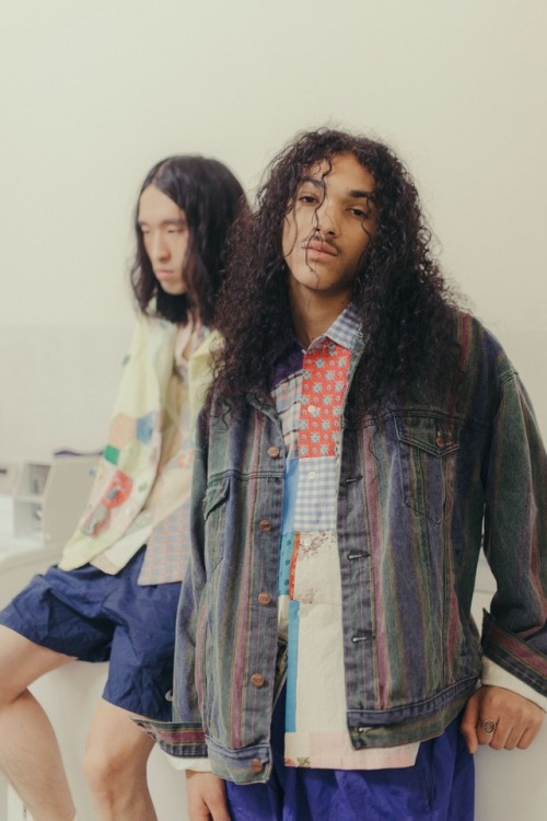 HOW TO PAIR SOFT PATTERNS WITH RETRO SPORTSWEAR THIS SPRING.MAKE A BOLD STATEMENT BY MIXING NEW PIEC