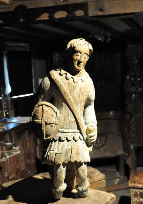 English oak sculpture (c. 1380) This sculpture of a late 14th century knight in sword combat dress i