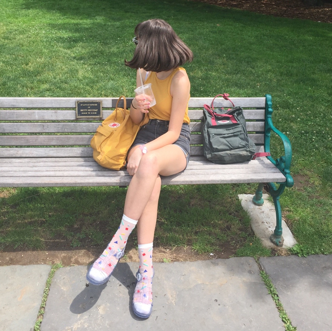 vanghoe:art heaux sips lemonade dramatically