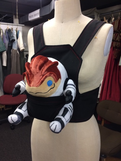 fontscosplay:  arkadycosplay:   mizuaoi:   mizuaoi:   This is why I went to school for theatrical costuming for 5 years  I made a baby harness for my Krogan son for a casual Fem! Shep cosplay for SDCC  this is my crowning achievement and I’m stupidly