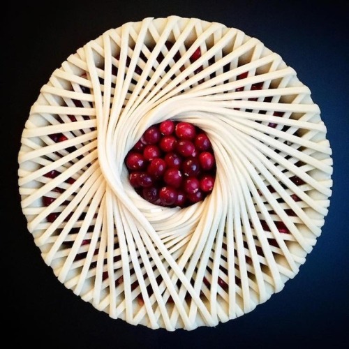 alsgia: mymodernmet: This Creative Woman Excels at Baking Art Pies with Avant-Garde Crust Designs @l