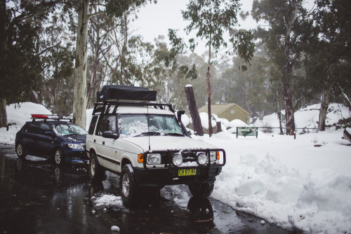 theadventuretruck: At the top of Mount Buffalo we found snow! This was Cuong and Isaiah’s first tim