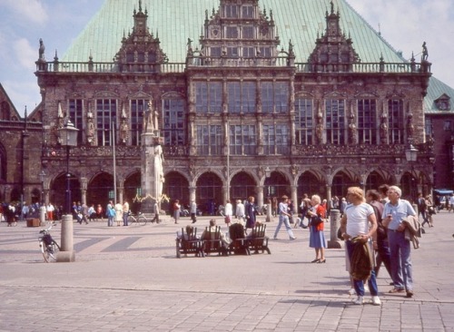 Zwei Ansichten, Rathausplatz, Bremen, Juni 1984.