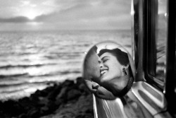 timelightbox:  Elliott Erwitt—Magnum To commemorate Valentine’s Day in a unique and moving way, LightBox turned to Elliott Erwitt’s sprawling archive for inspiration. 