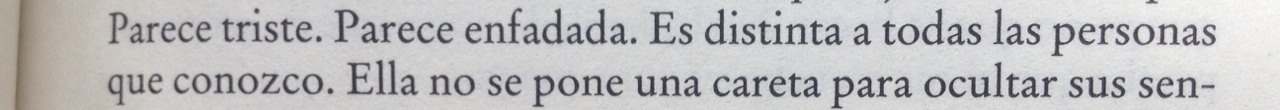 the-book-smiled-at-me:  Ella no pone una careta para ocultar sus sentimientos cuando