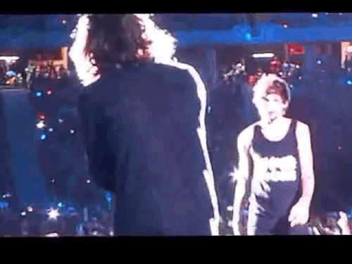 stylinnuendo:1dlarryluv:Ready to Run,  4.1.15@2:18 GO WATCH THIS RN