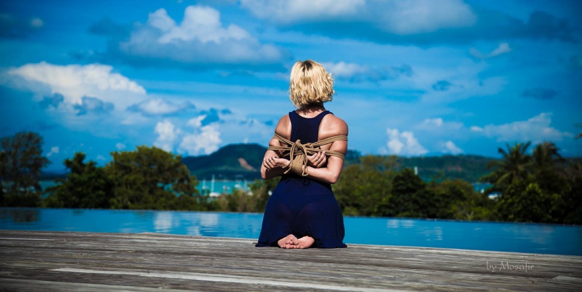 Blue sky, natural landscape &amp; beautiful girl in classic rope bondage / Niebieskie