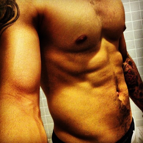 roheartlessro:  essfitcee:  Nilo and body, his lips is luscious af.   He’s sexy 😍