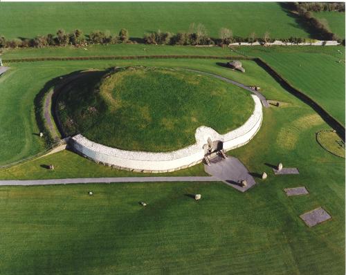 fuckyeahvikingsandcelts: Newgrange (Irish: Sí an Bhrú) is a prehistoric monument in Co