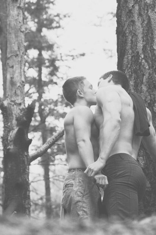 dodoma87:  I could go for some kissing! Anyone volunteering? :) 