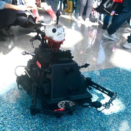 The Star Wars mouse droid hates Porgs at L.A. Comic Con 2019. #comicconla #comicconla2019 #lacc2019 