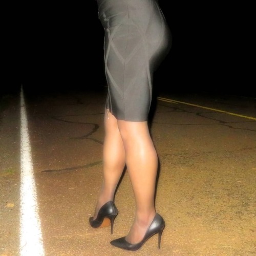 @bebe_stores front zip skirt, @leggsbrand “Silken Mist"stay up stockings, and @charlesdav