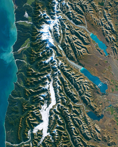 dailyoverview:The Southern Alps (Kā Tiritiri o te Moana) is a mountain range that extends along much