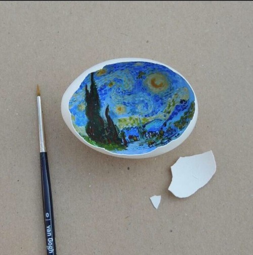 peachghosts:Art on the inside of eggshells