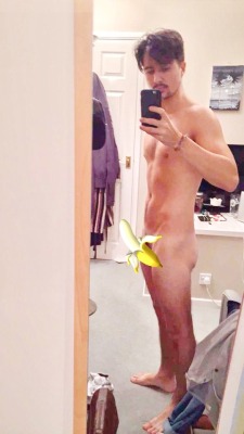 nudesnapchatlads:  Those bananas are in the way again 😱