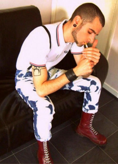 bootslaveboyusa:  He’s my guest faggot and He needs an ashtray and bootlicker crawl over there NOW! 