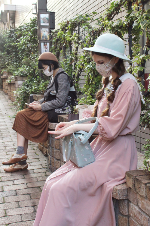 Monday crust hunting in Nakano with Miona (Mia + Iona = Miona)Mia is behind the camera