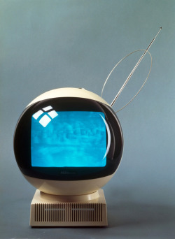 design-is-fine:  Videosphere TV set, 1970/71. Yokohama Plant Victor Company of Japan / JVC. Museum für Angewandte Kunst Köln, via RBA