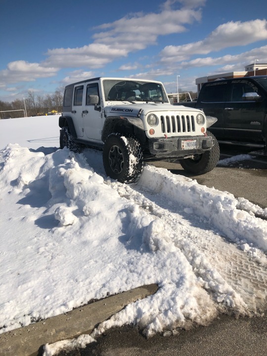 It was another make your own spot kind of day at the wrestling match. Full lot meant parking anywhere I could 😂