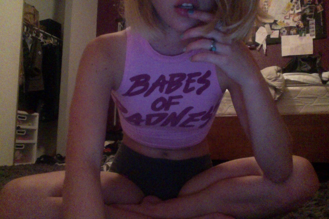 yung-medusa:  bitchday-cake:   ☽ paler&amp;prettier than the cast of twilight