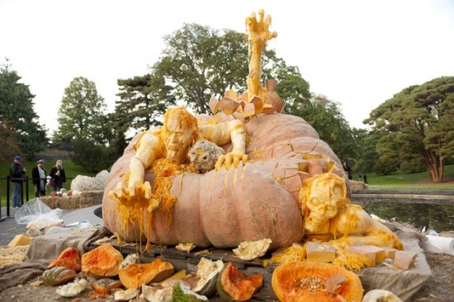 hier-und-dar: pastelphillie: sixpenceee: World’s biggest pumpkin sculpted into zombies by Ray Vill