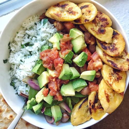 jessicasodenkamp:Cilantro-lime rice on top of romaine, topped with cumin-spiced beans, sautéed veggies, creamy avocado, sweet plantains, and salsa 💃🏻