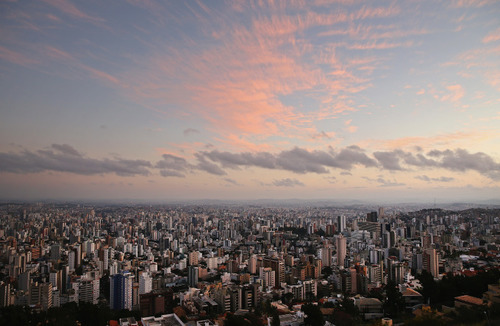 Uma visão geral de Belo Horizonte como o sol nasce 11 de junho de 2014, em Belo Horizonte, Brasil. em We Heart It.